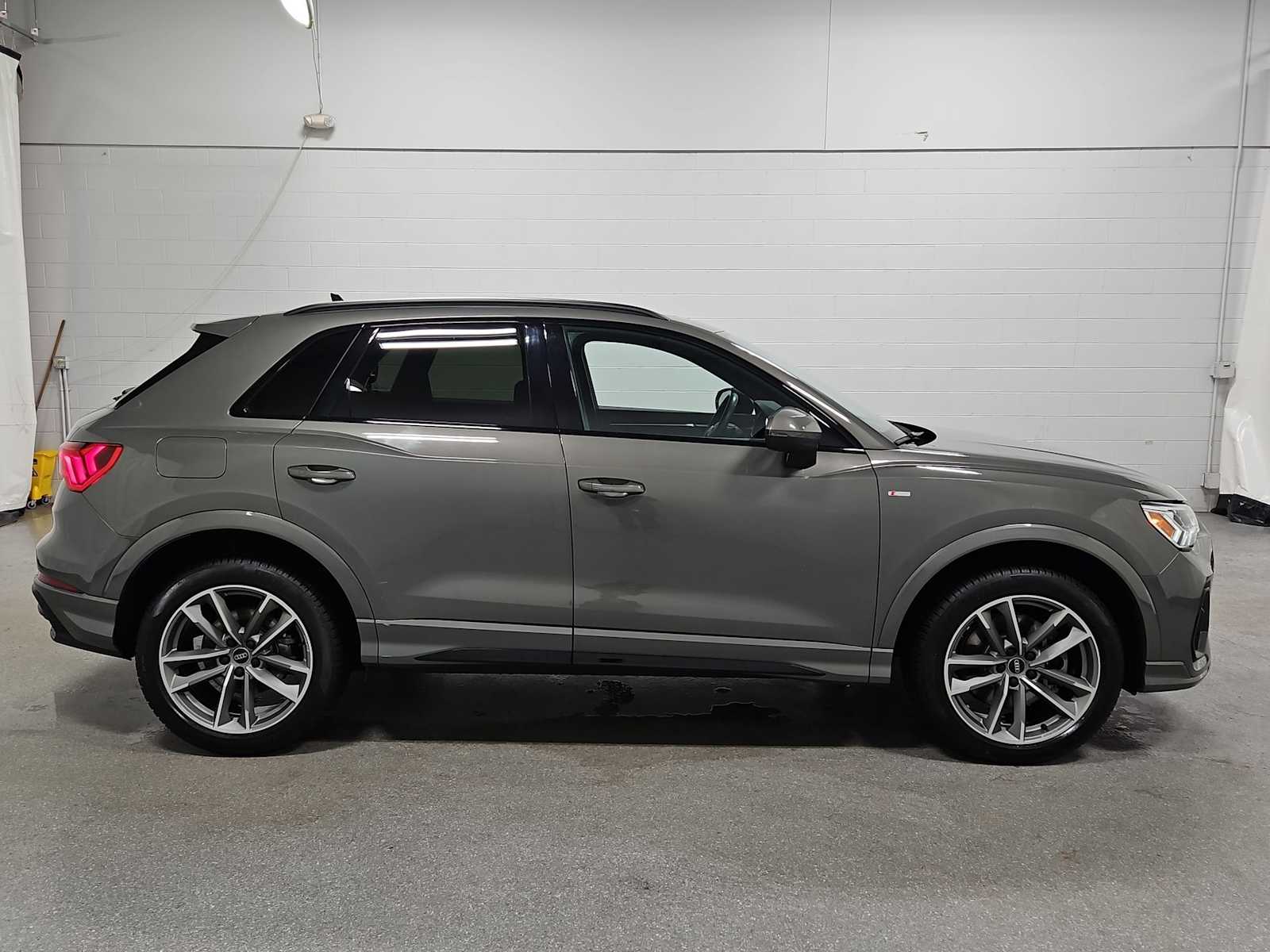 Thumbnail: 2023 Audi Q3 - 10