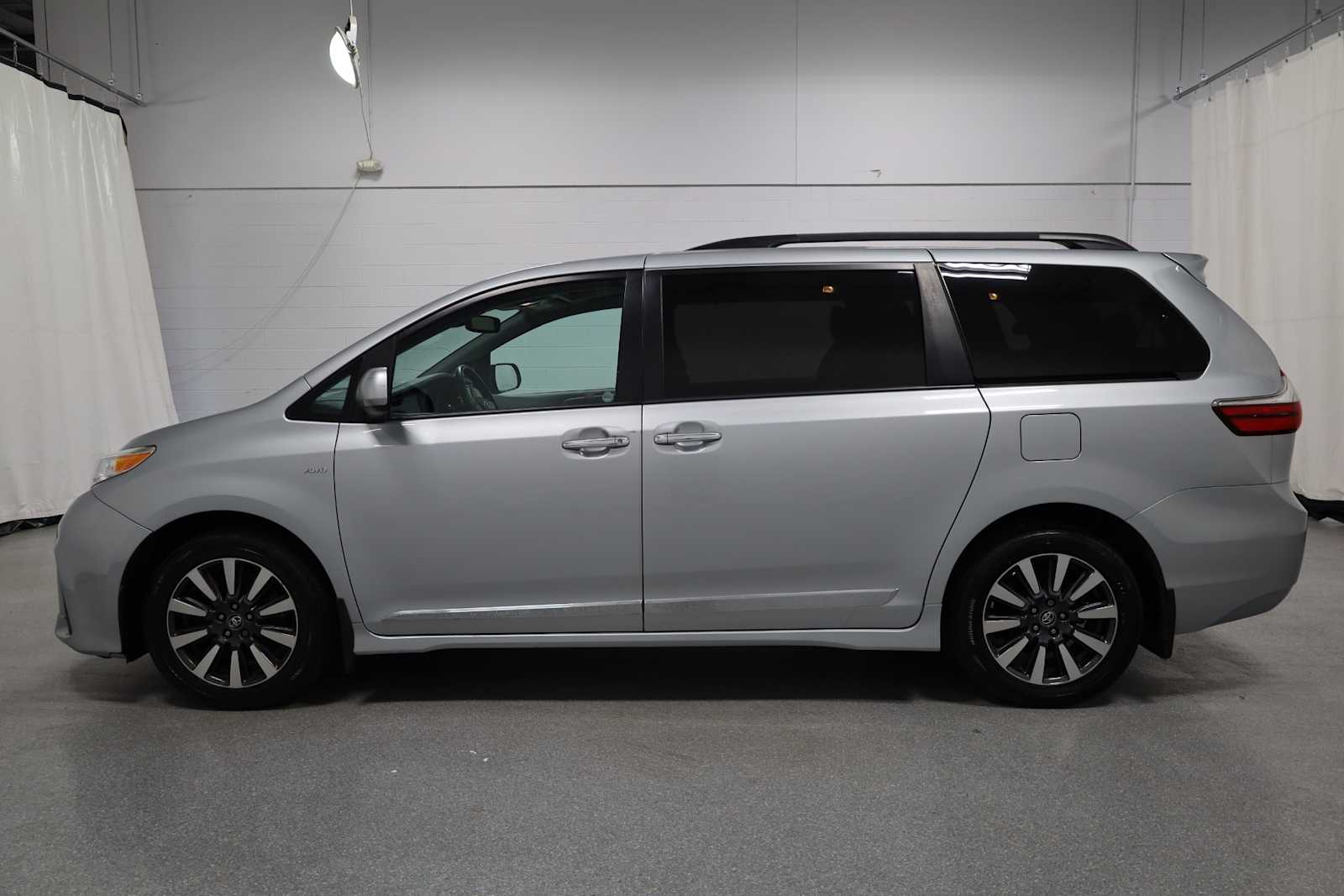 2019 Toyota Sienna XLE photo 2