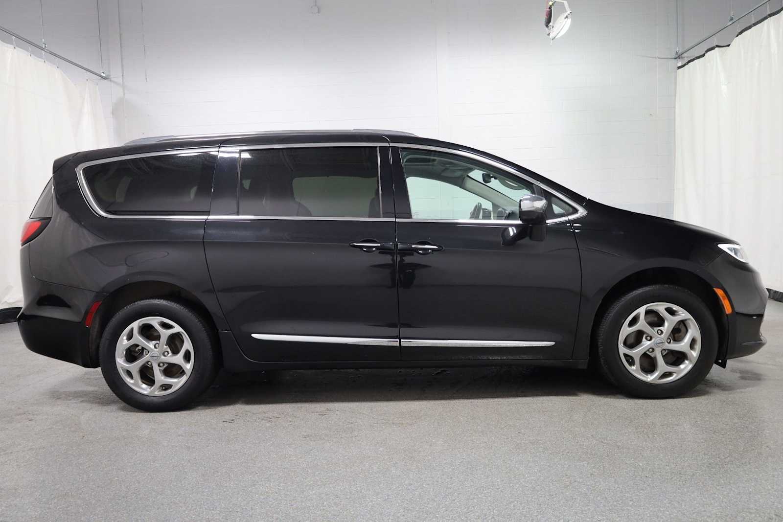 Thumbnail: 2021 Chrysler Pacifica - 10