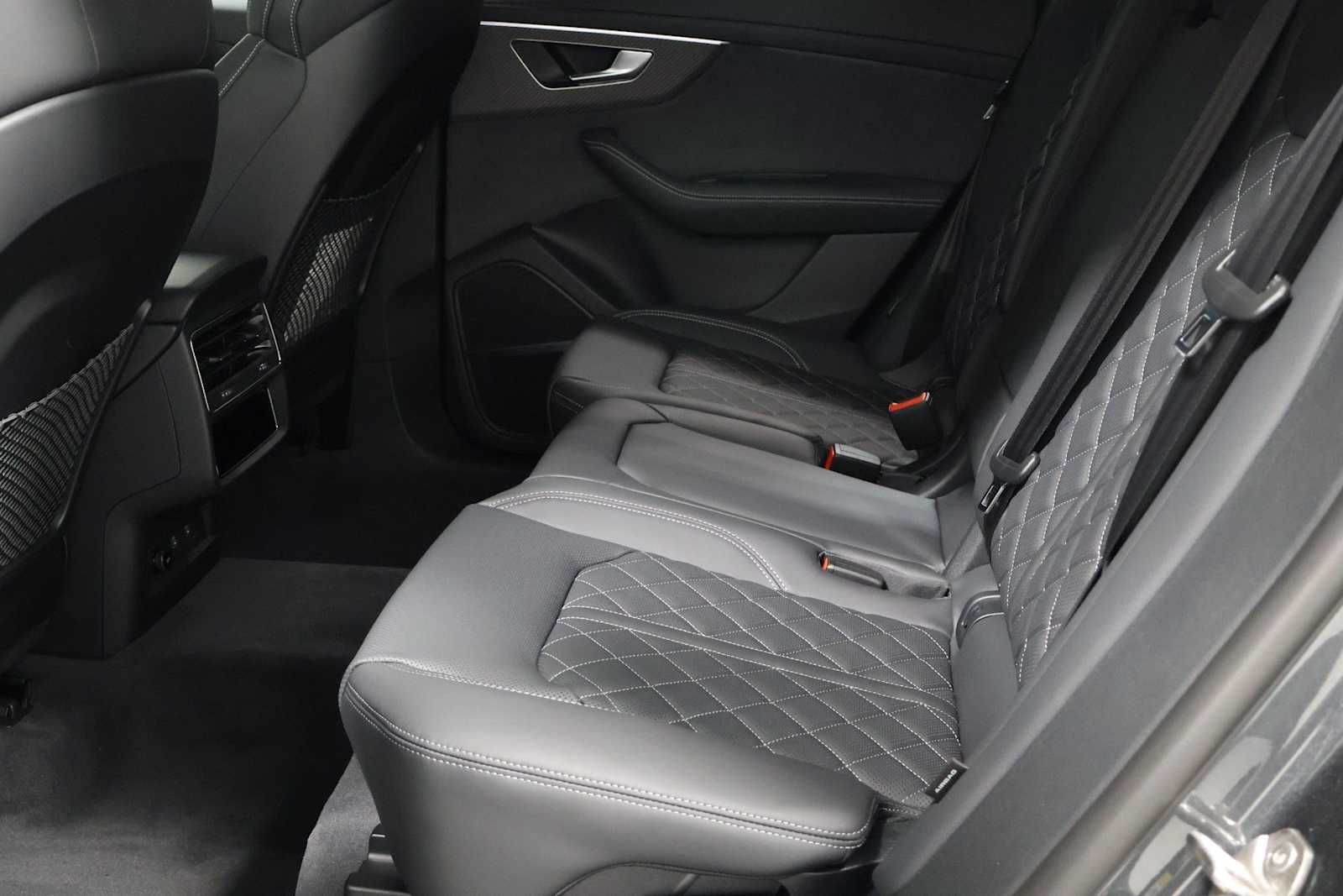 Thumbnail: 2026 Audi SQ8 - 34