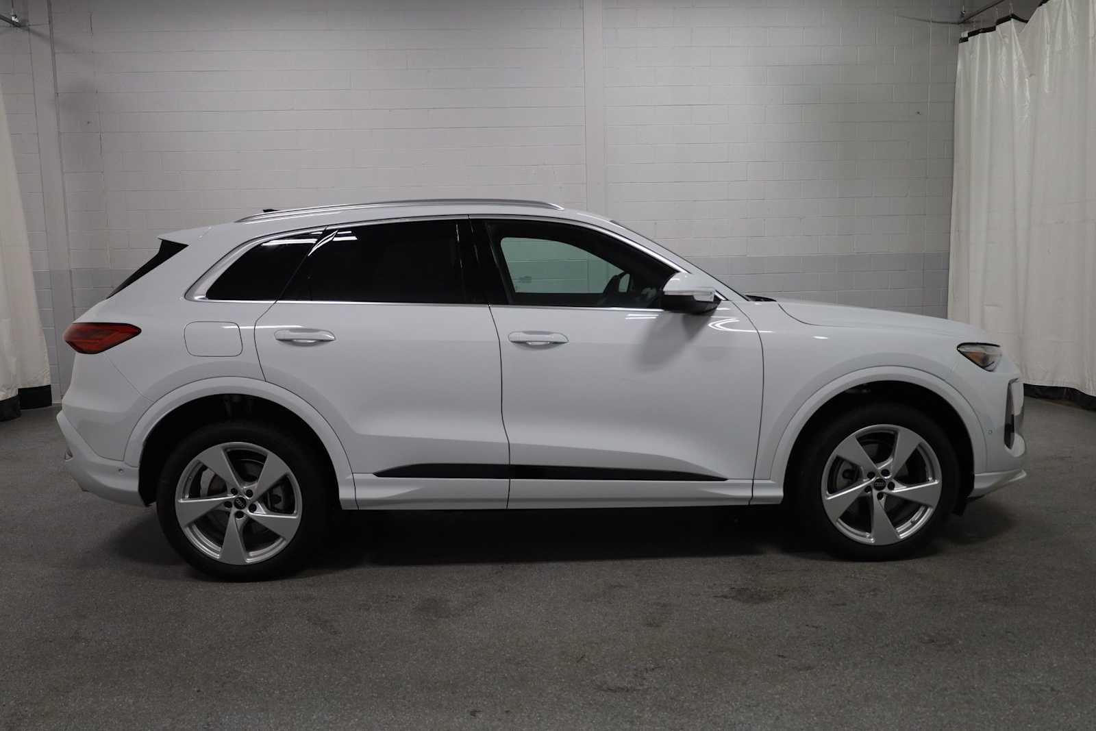 Thumbnail: 2025 Audi Q5 - 10