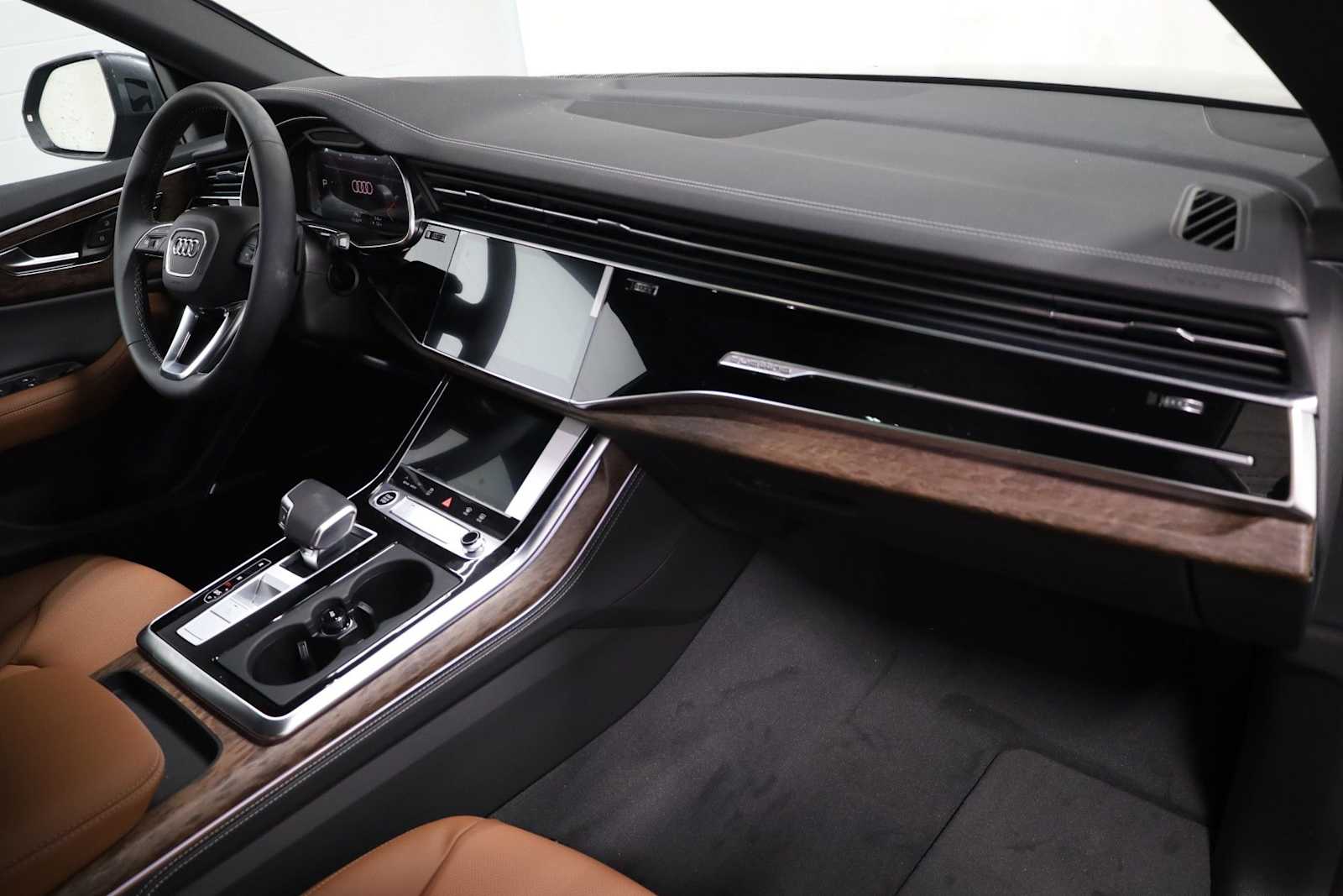 Thumbnail: 2026 Audi Q8 - 6