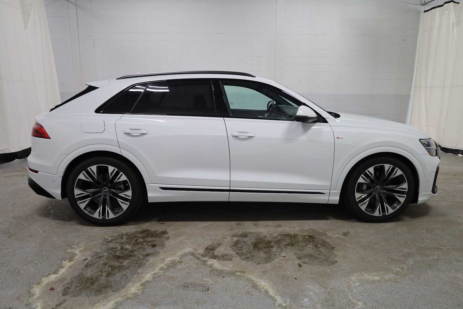 Thumbnail: 2026 Audi Q8 - 10