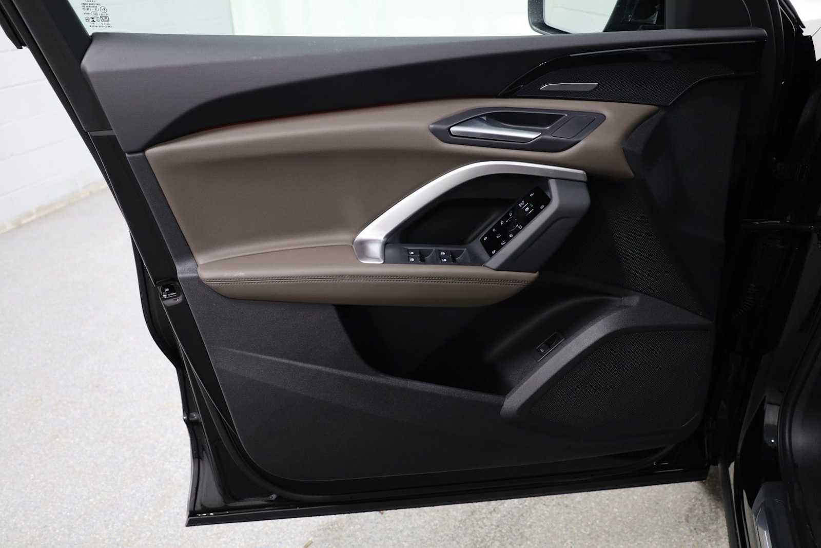 Thumbnail: 2025 Audi Q5 - 16