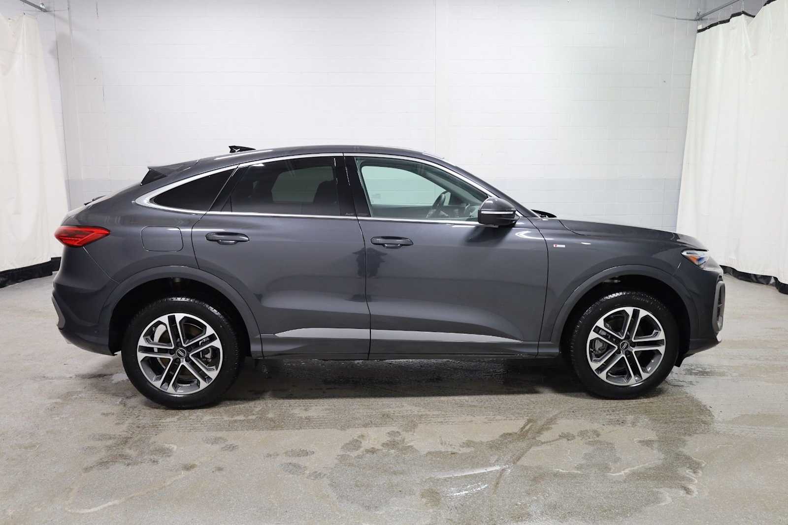 Thumbnail: 2025 Audi Q5 - 10