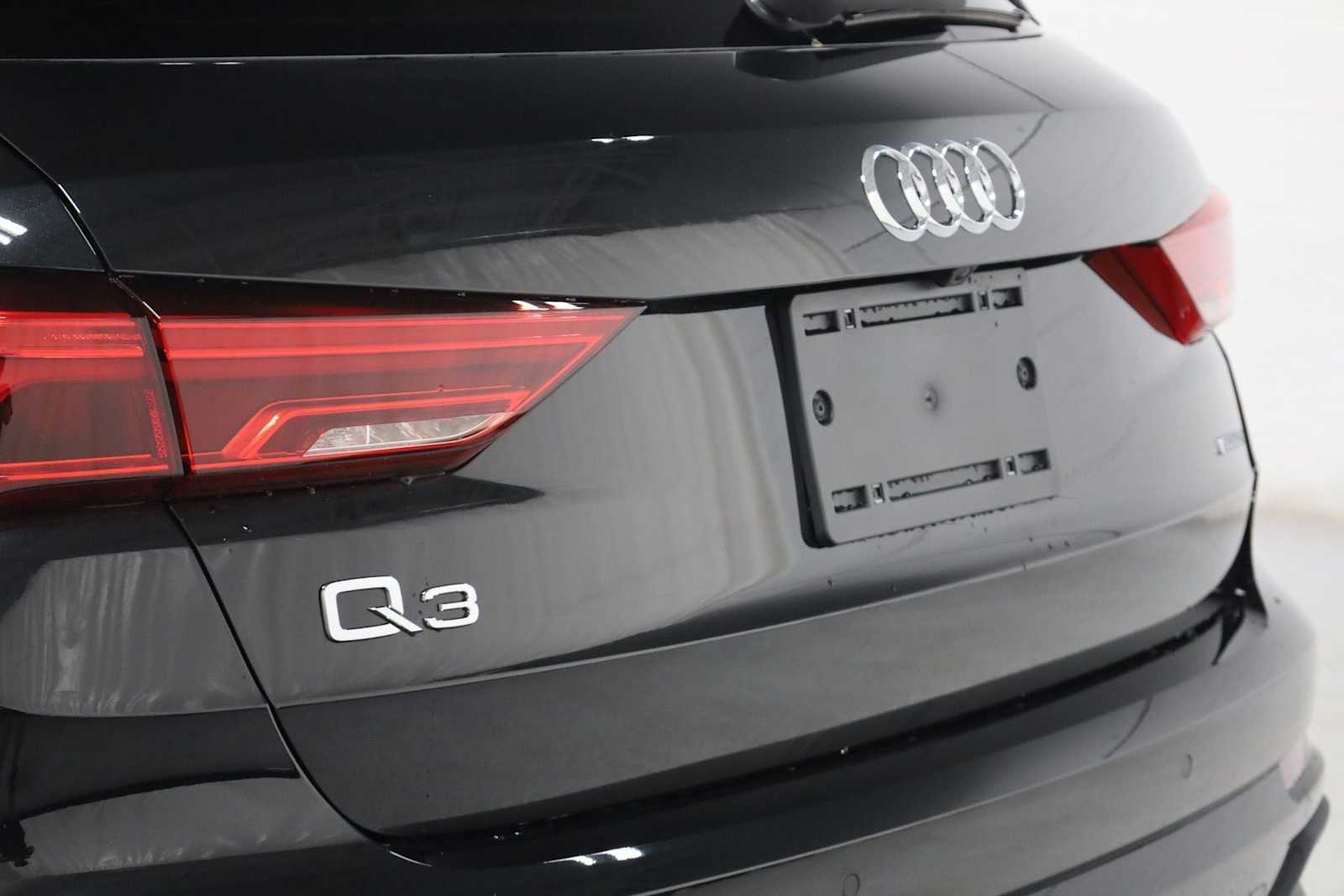 Thumbnail: 2025 Audi Q3 - 8