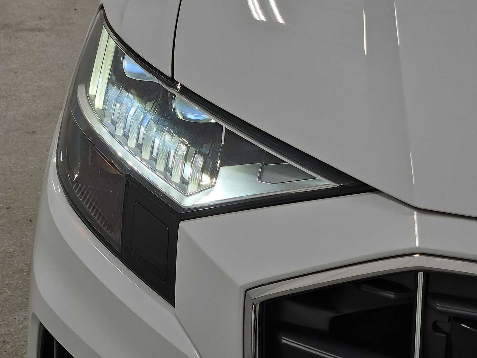 Thumbnail: 2023 Audi Q8 - 15