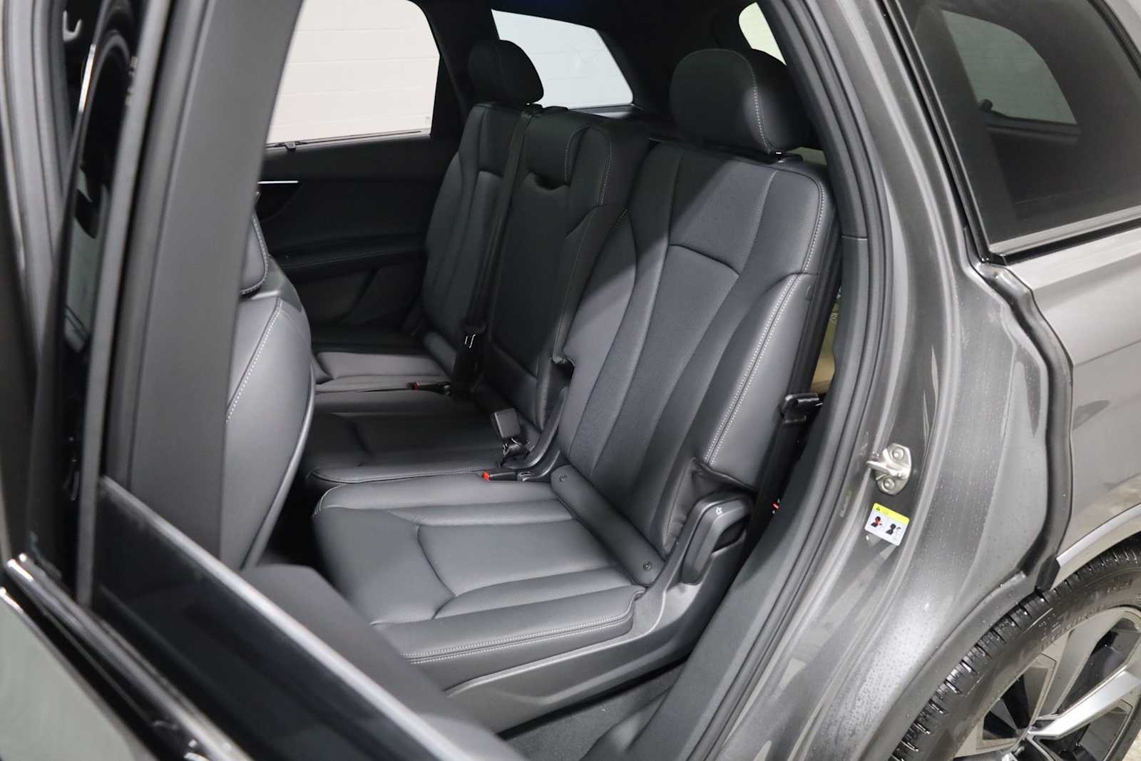 Thumbnail: 2026 Audi Q7 - 30