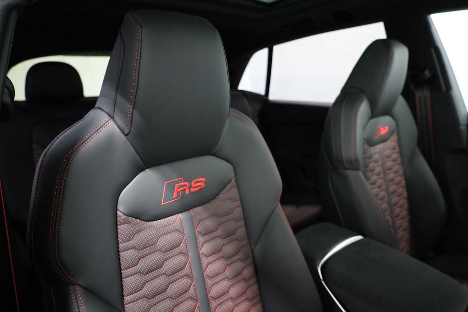 Thumbnail: 2026 Audi RS Q8 - 21