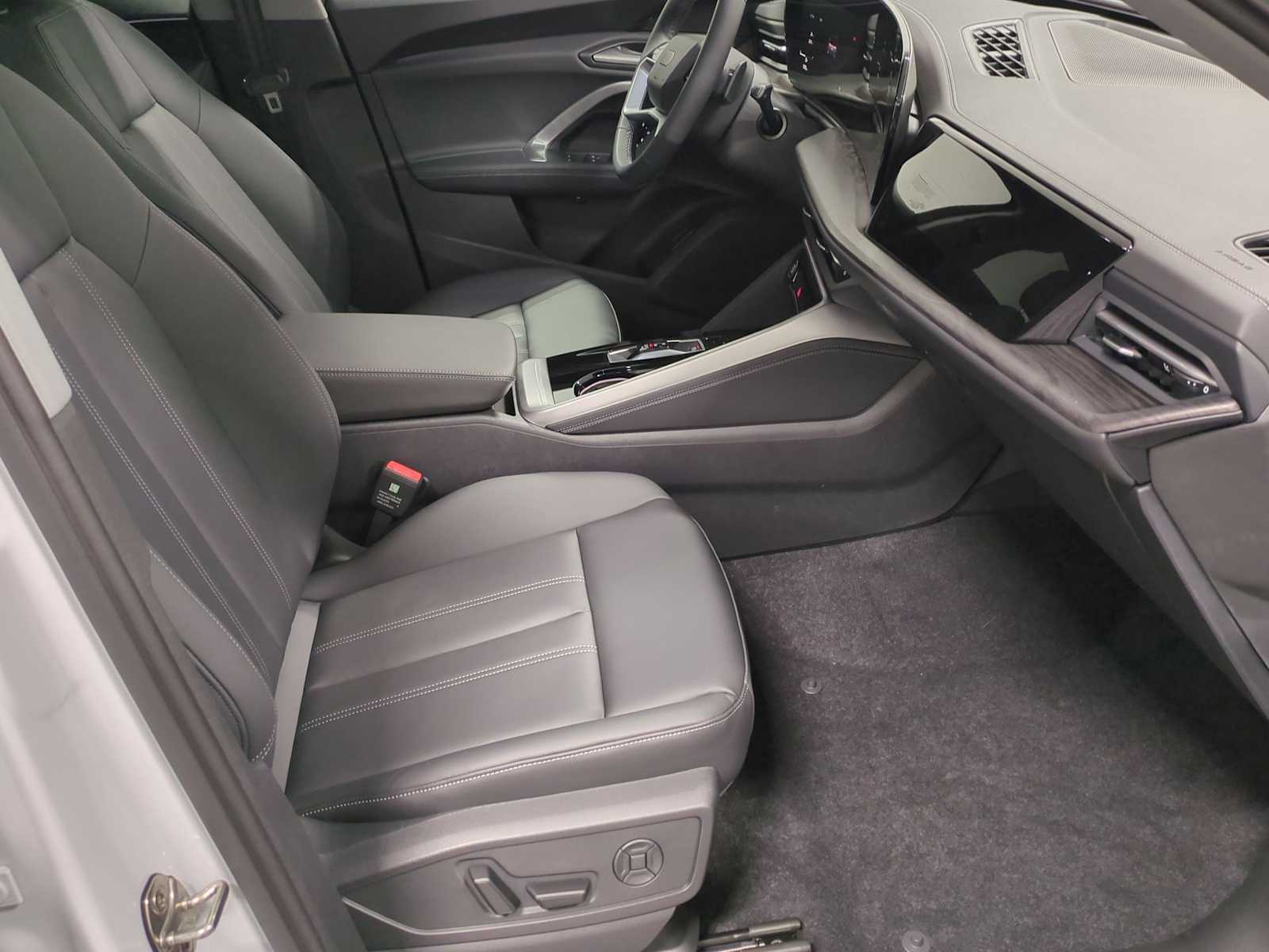 Thumbnail: 2025 Audi Q5 - 16