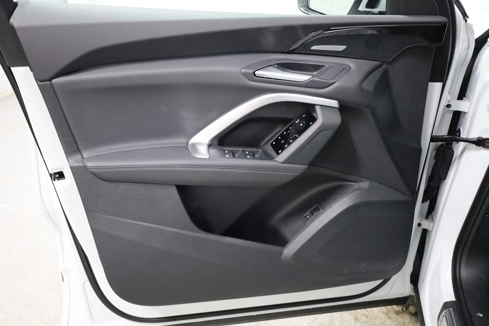 Thumbnail: 2025 Audi Q5 - 16