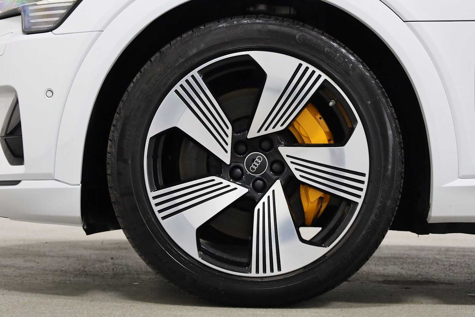 Thumbnail: 2023 Audi e-tron - 38