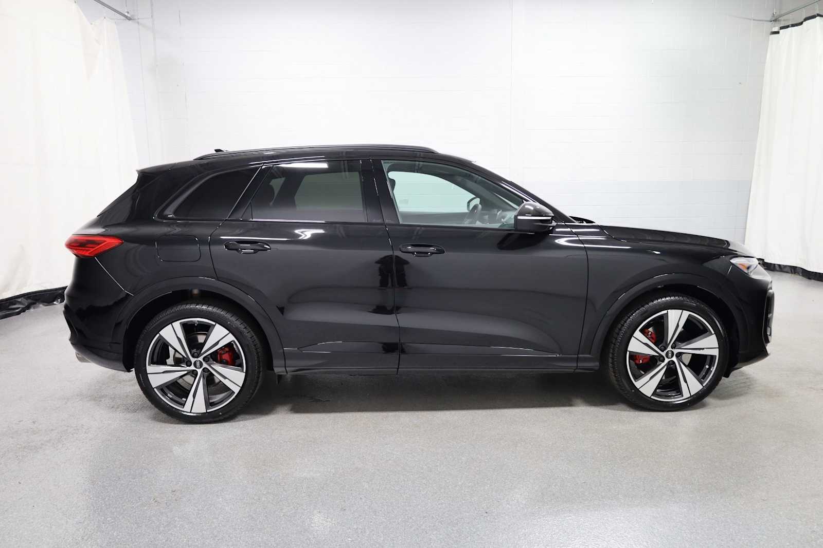 Thumbnail: 2025 Audi SQ5 - 10