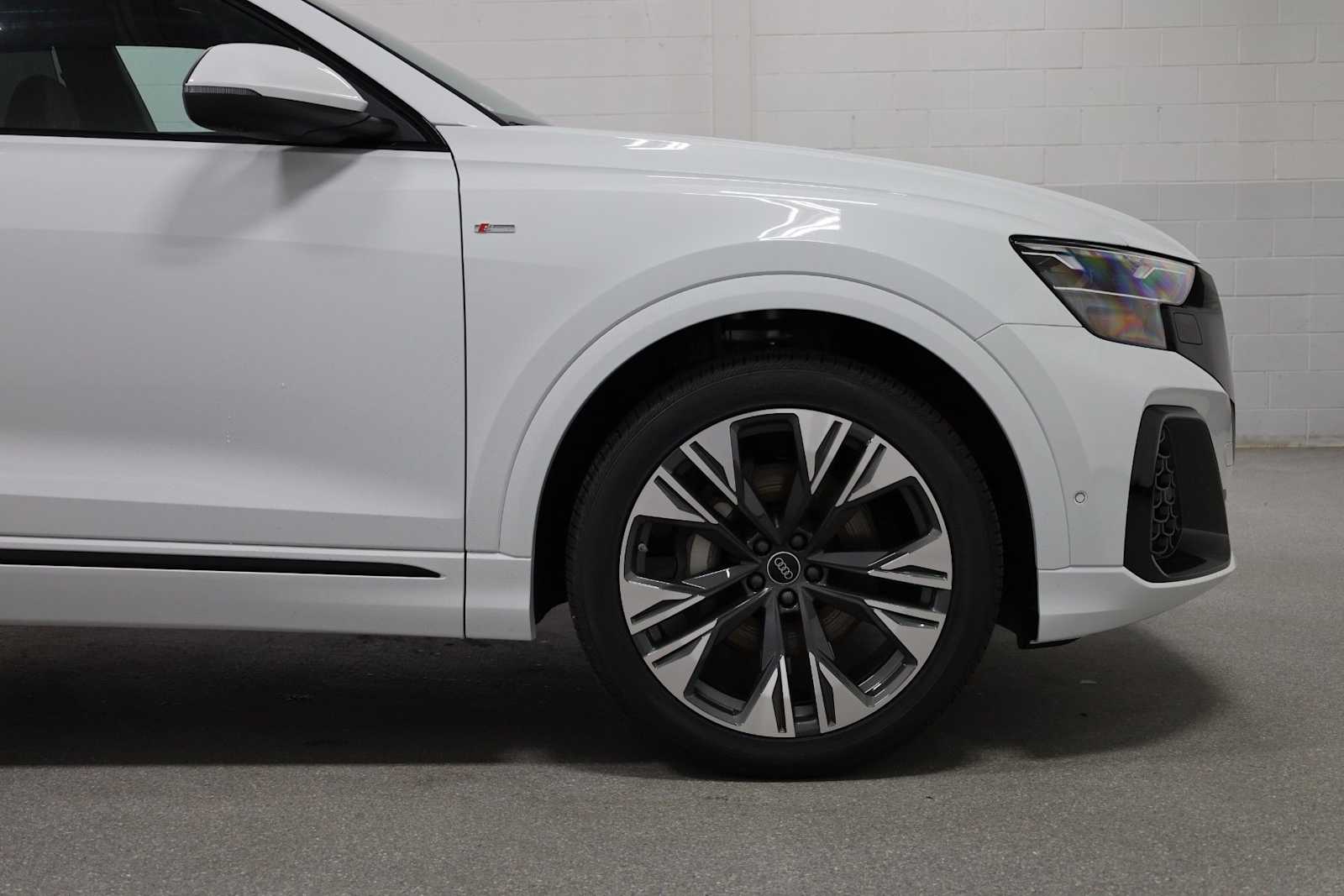 Thumbnail: 2026 Audi Q8 - 10