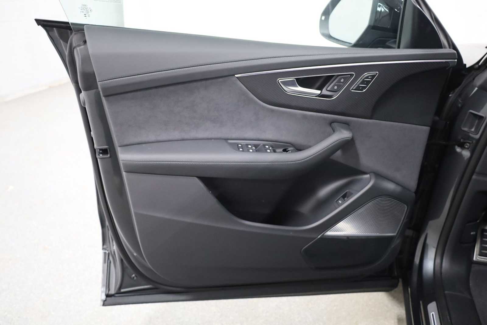 Thumbnail: 2026 Audi RS Q8 - 15