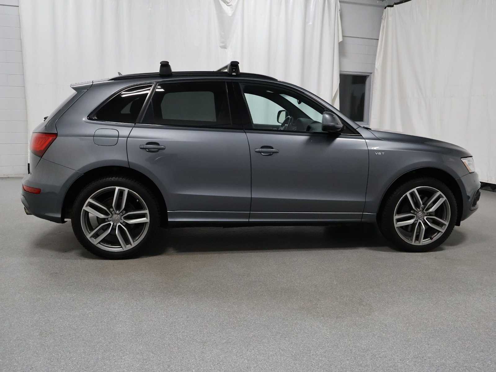 Thumbnail: 2016 Audi SQ5 - 10