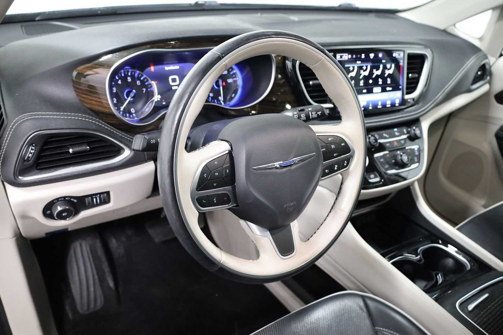 Thumbnail: 2021 Chrysler Pacifica - 4