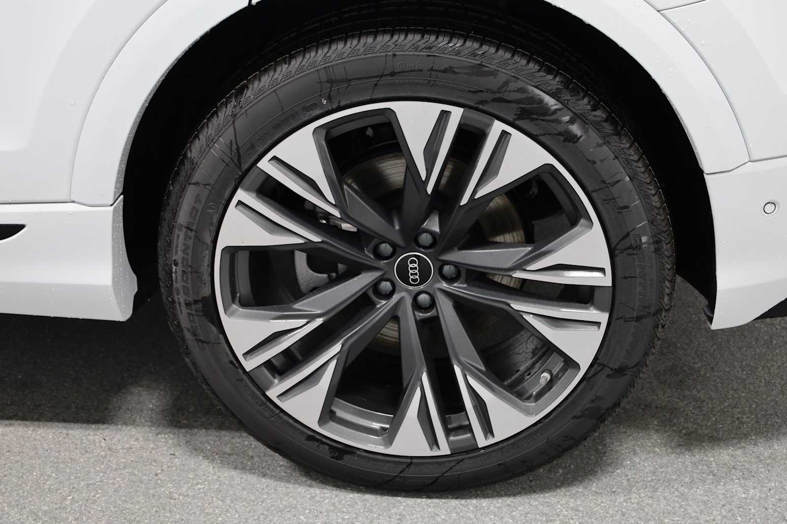 Thumbnail: 2026 Audi Q8 - 36