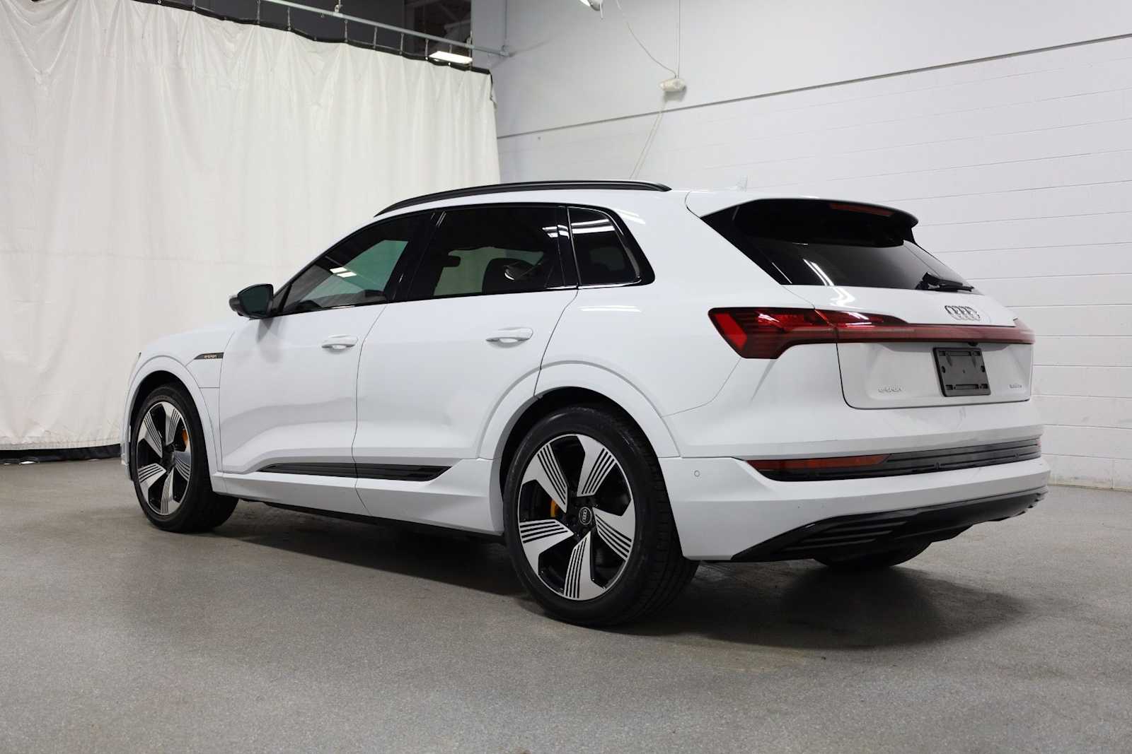 Thumbnail: 2023 Audi e-tron - 3