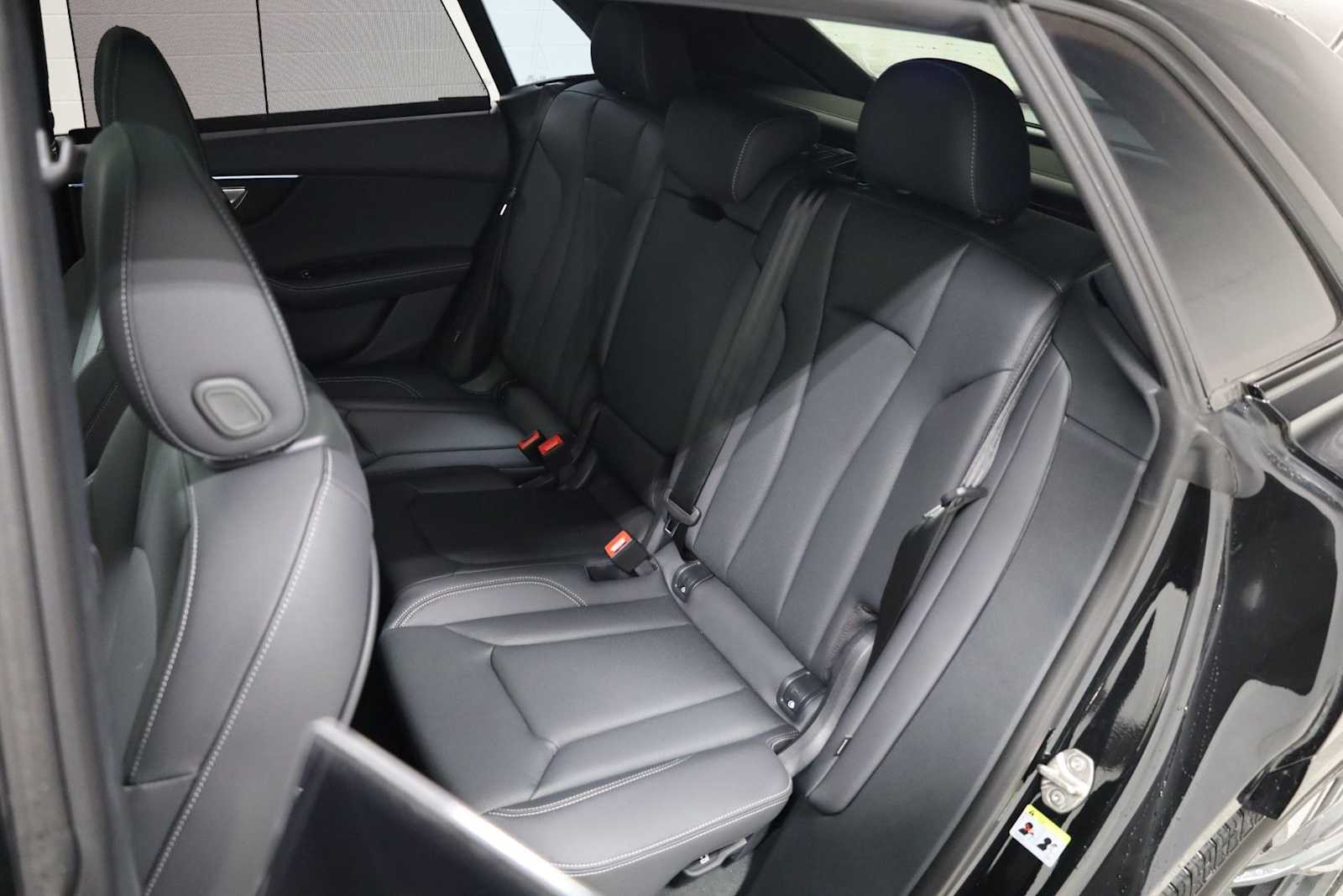 Thumbnail: 2026 Audi Q8 - 33