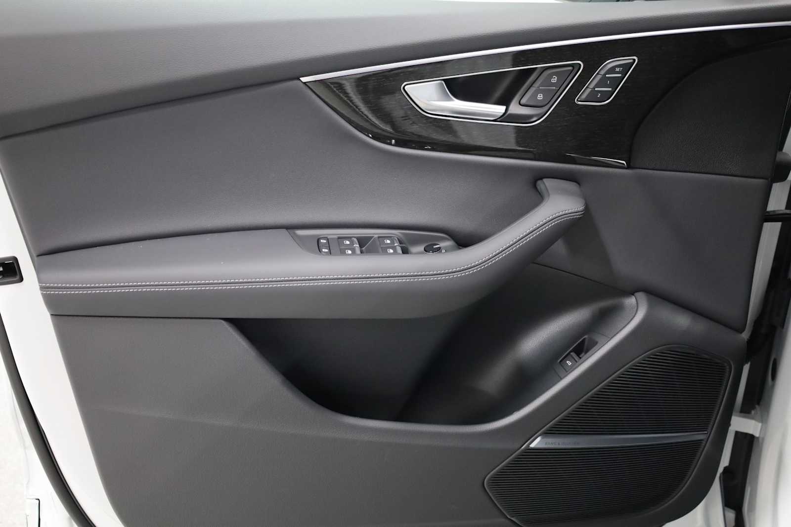 Thumbnail: 2026 Audi Q8 - 24