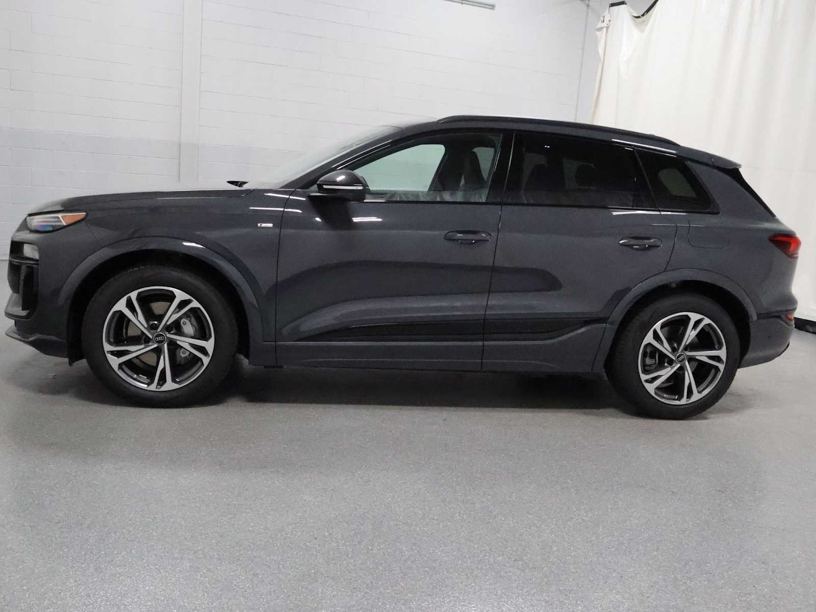 Thumbnail: 2027 Audi Q6 e-tron - 2