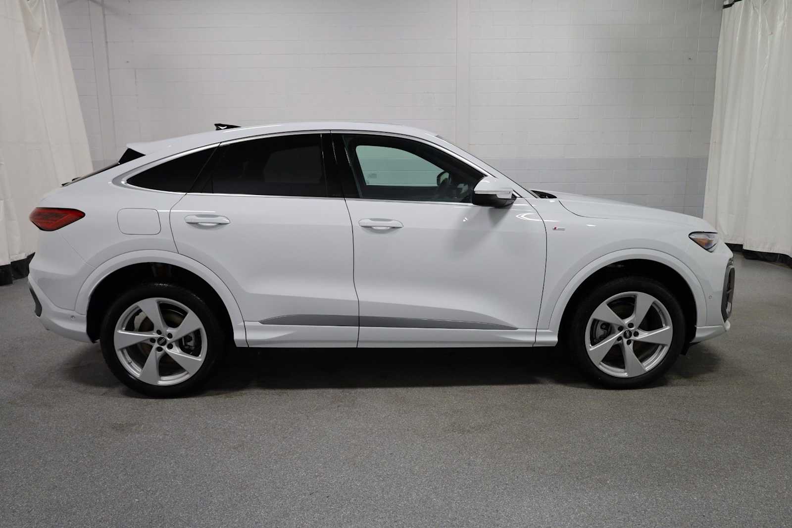 Thumbnail: 2025 Audi Q5 - 10