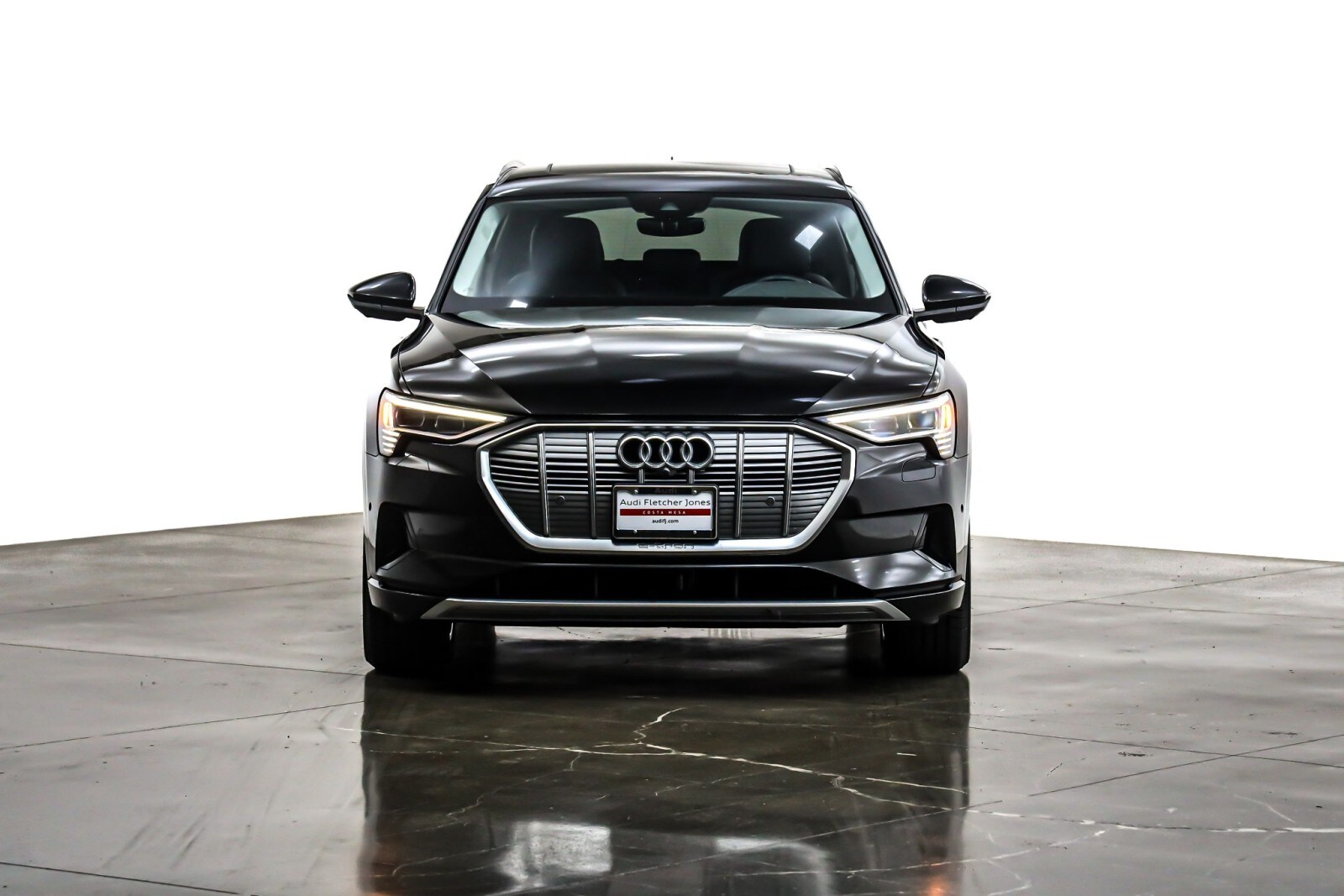 2019 Audi e-tron Premium Plus photo 2