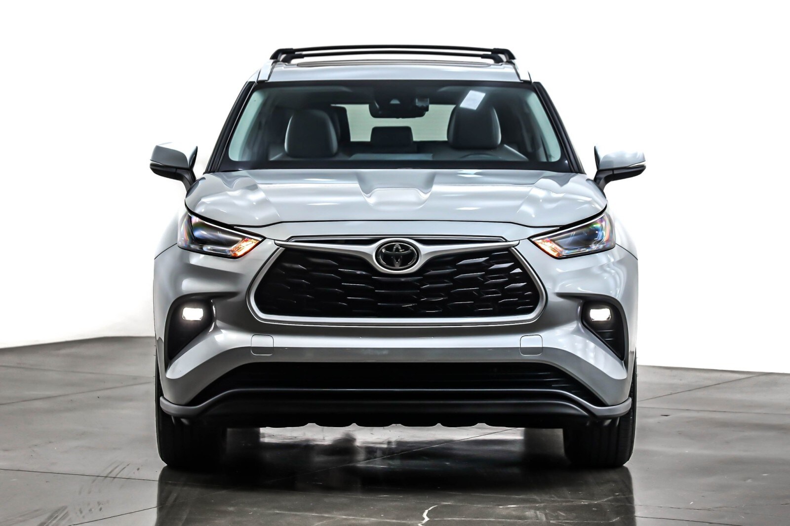 2024 Toyota Highlander XLE photo 2