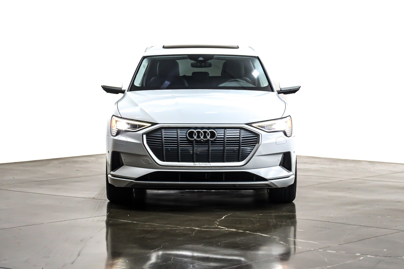 2019 Audi e-tron Premium Plus photo 2
