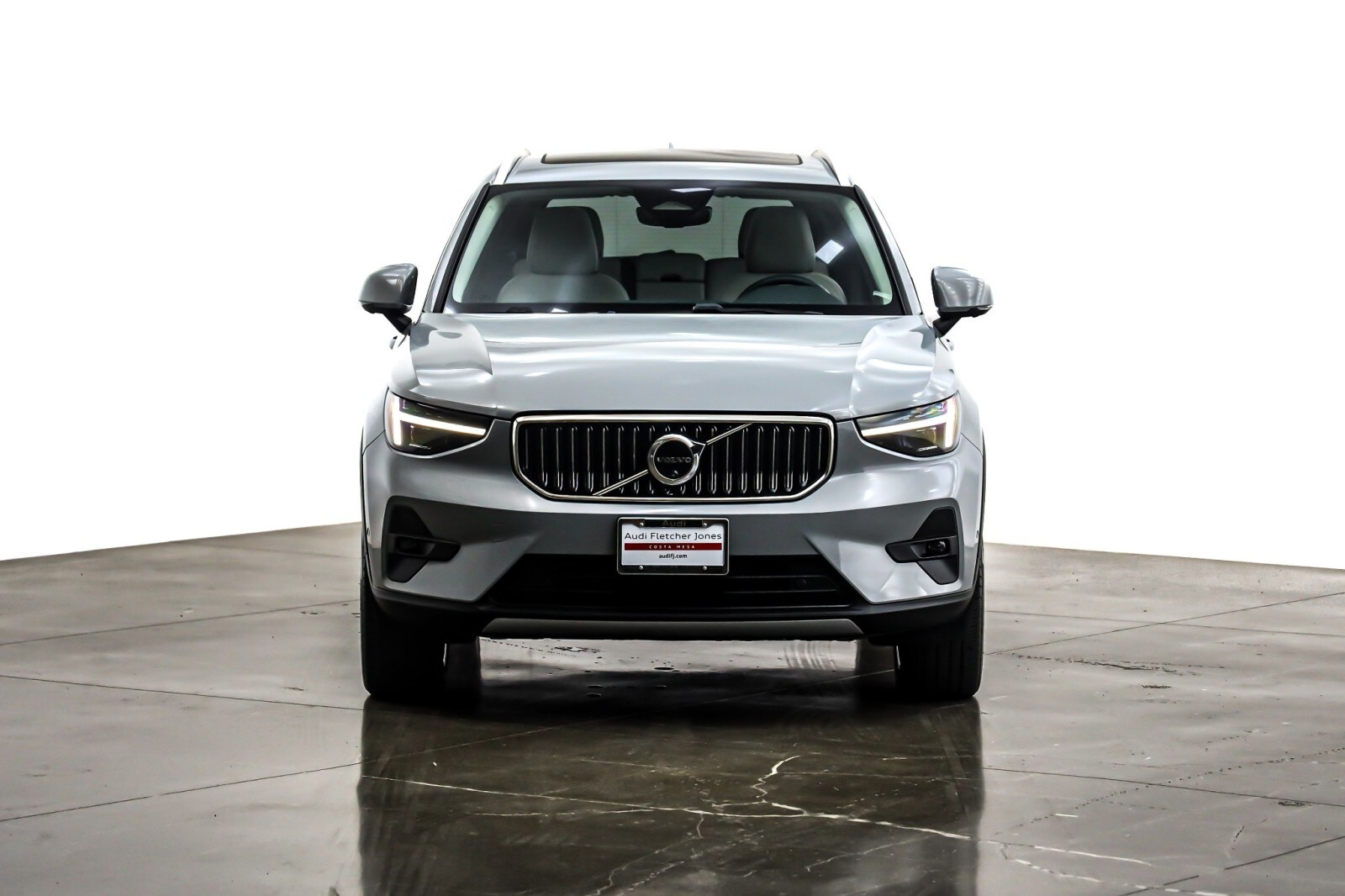 2024 Volvo XC40 AWD Ultimate photo 2