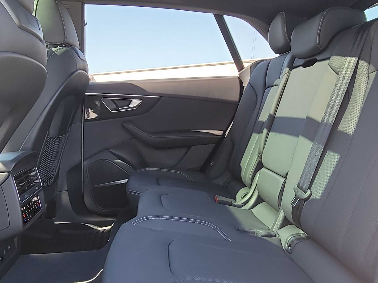 Thumbnail: 2025 Audi Q8 - 20