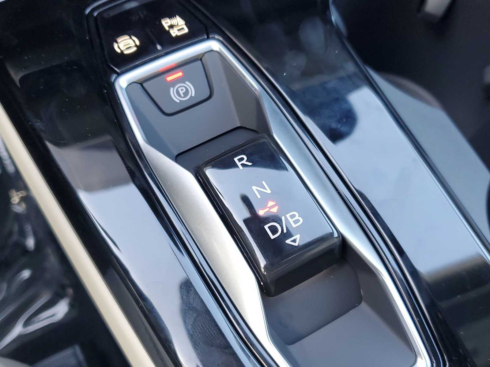Thumbnail: 2025 Audi Q6 e-tron - 22