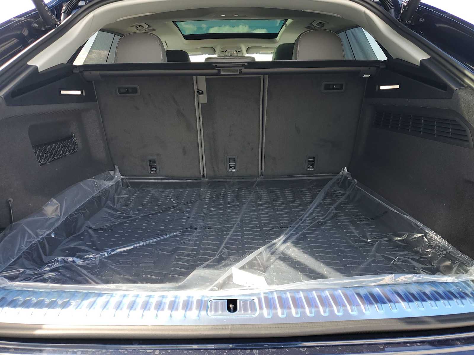 Thumbnail: 2025 Audi Q8 - 24