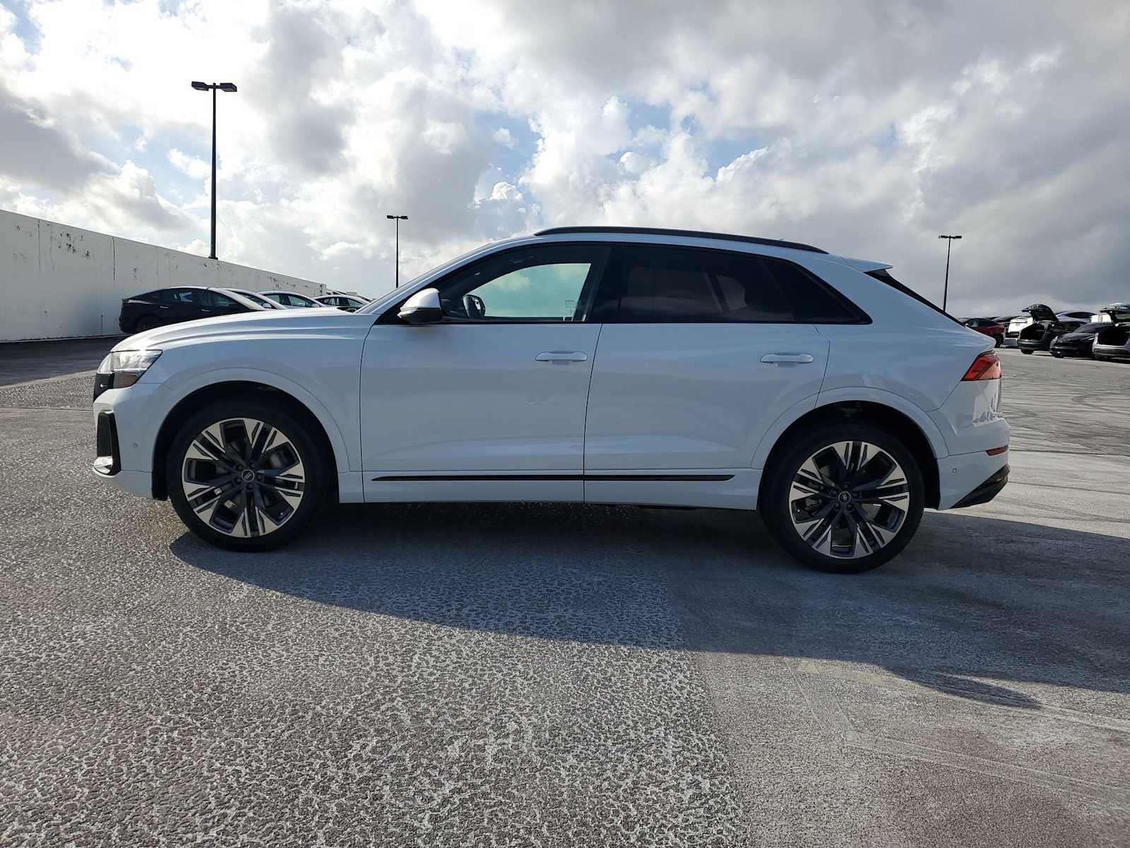 2025 Audi Q8 55 Premium Plus photo 3