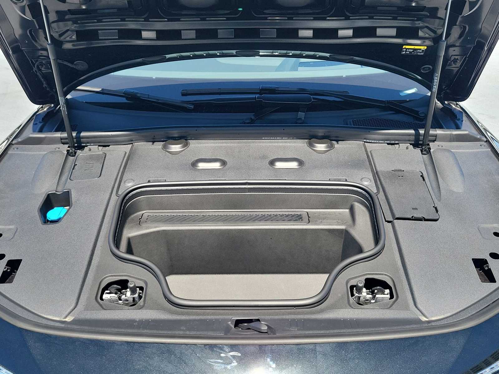 Thumbnail: 2025 Audi e-tron S - 13