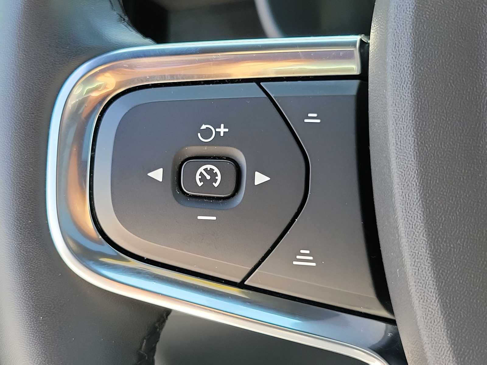 Thumbnail: 2023 Volvo XC40 - 22