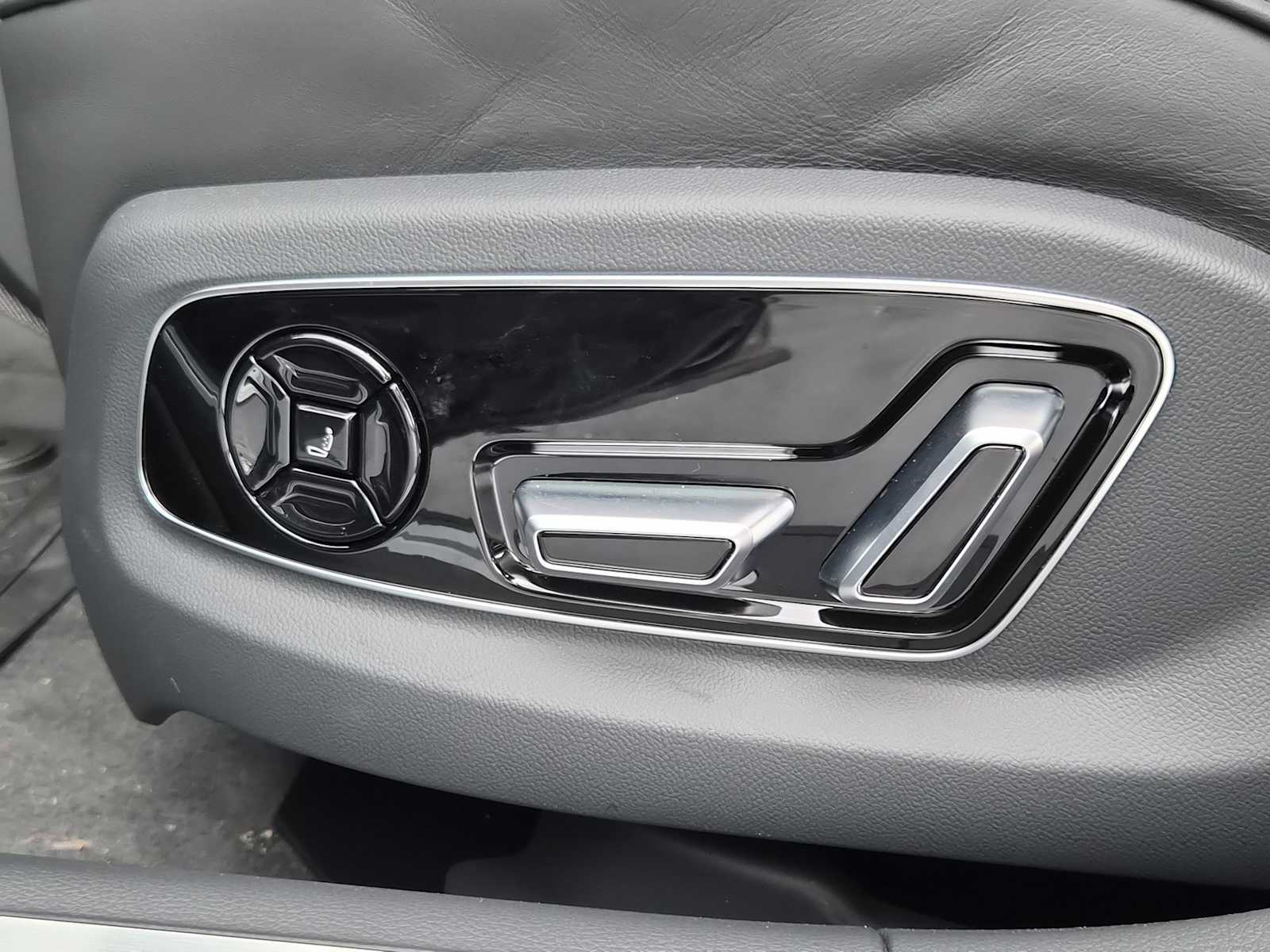 Thumbnail: 2025 Audi A8 - 16