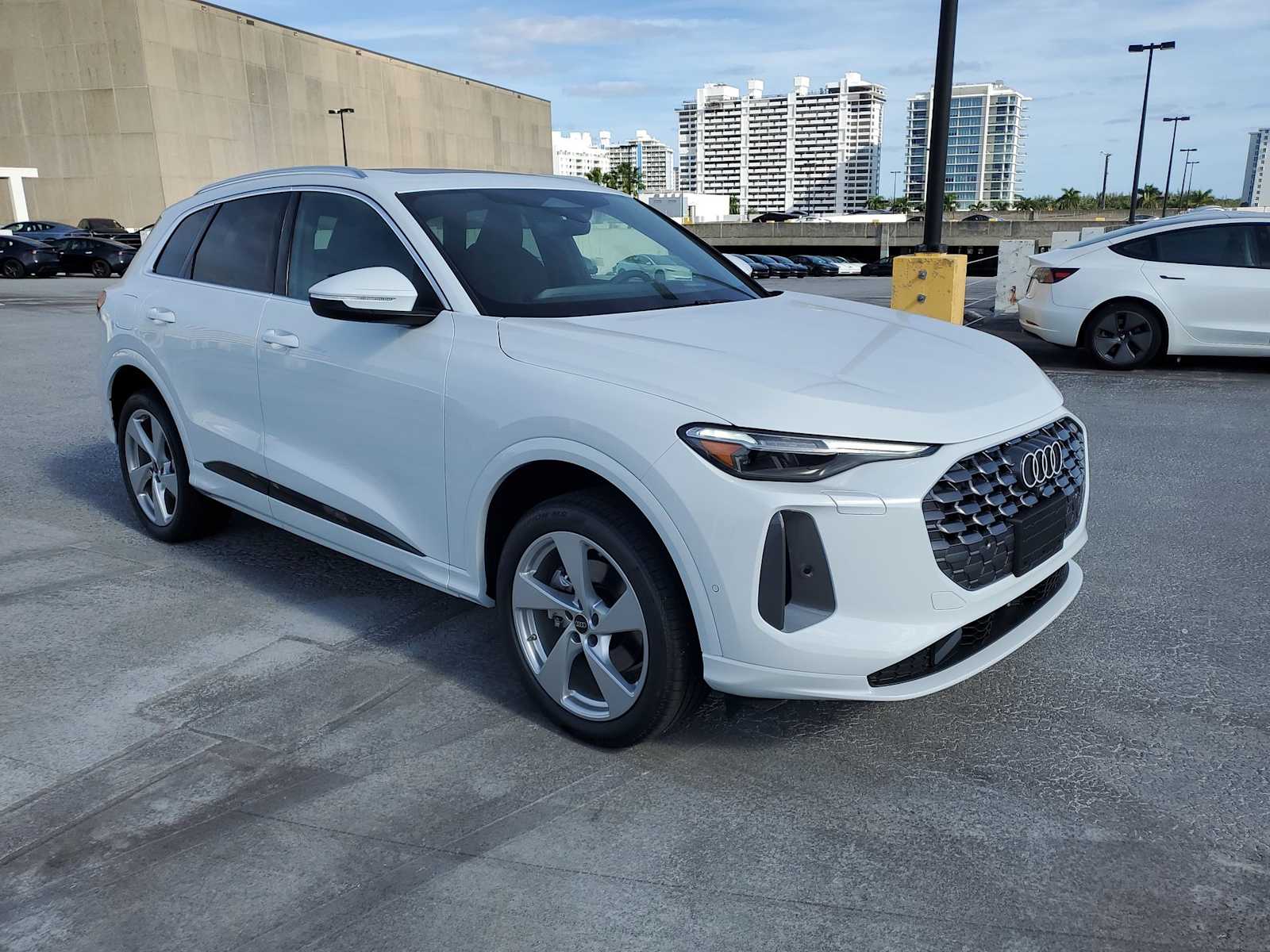 Thumbnail: 2025 Audi Q5 - 8