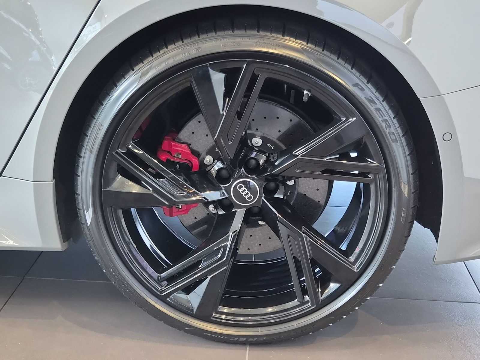 Thumbnail: 2021 Audi RS 6 - 12