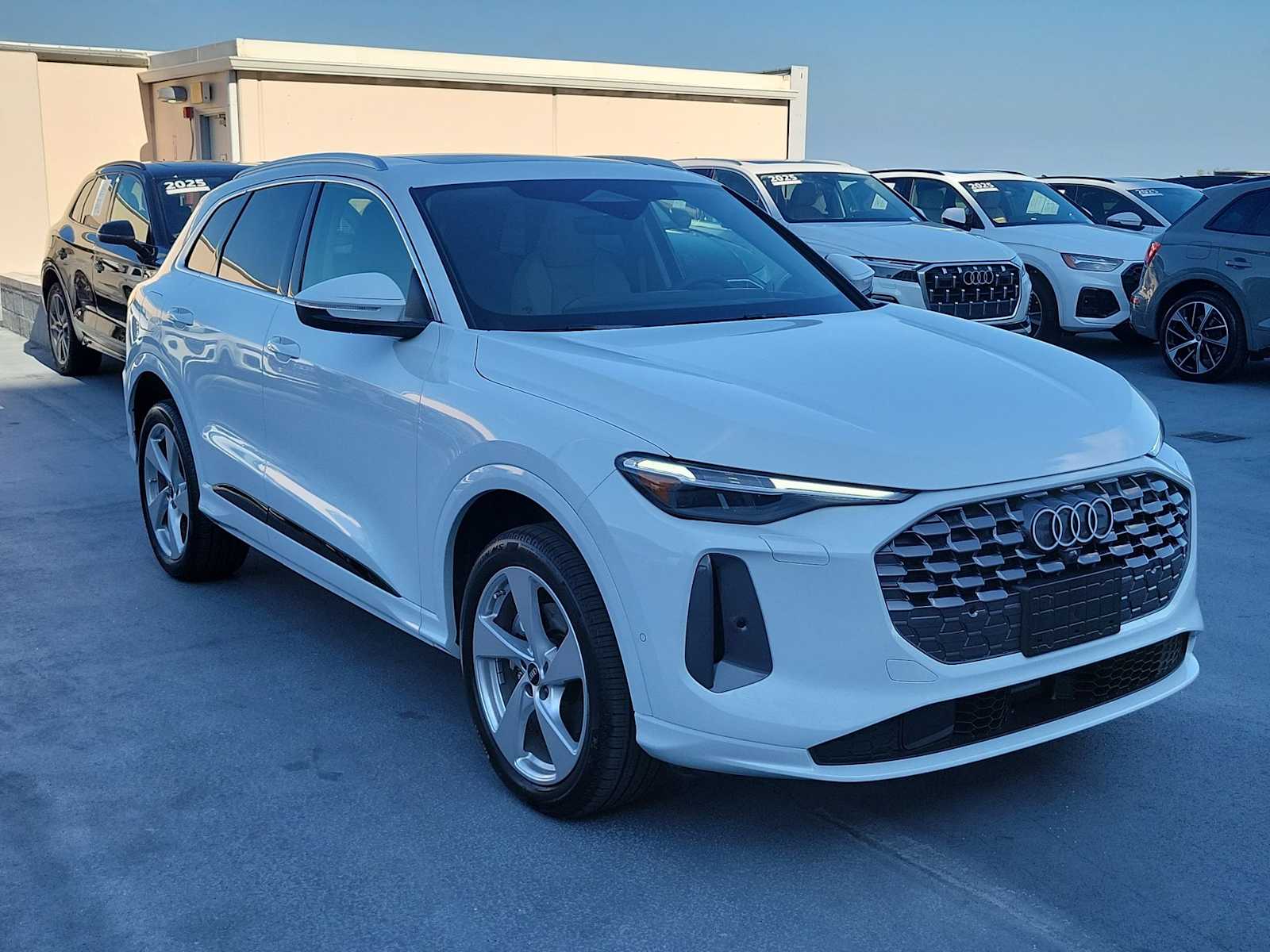 Thumbnail: 2025 Audi Q5 - 8