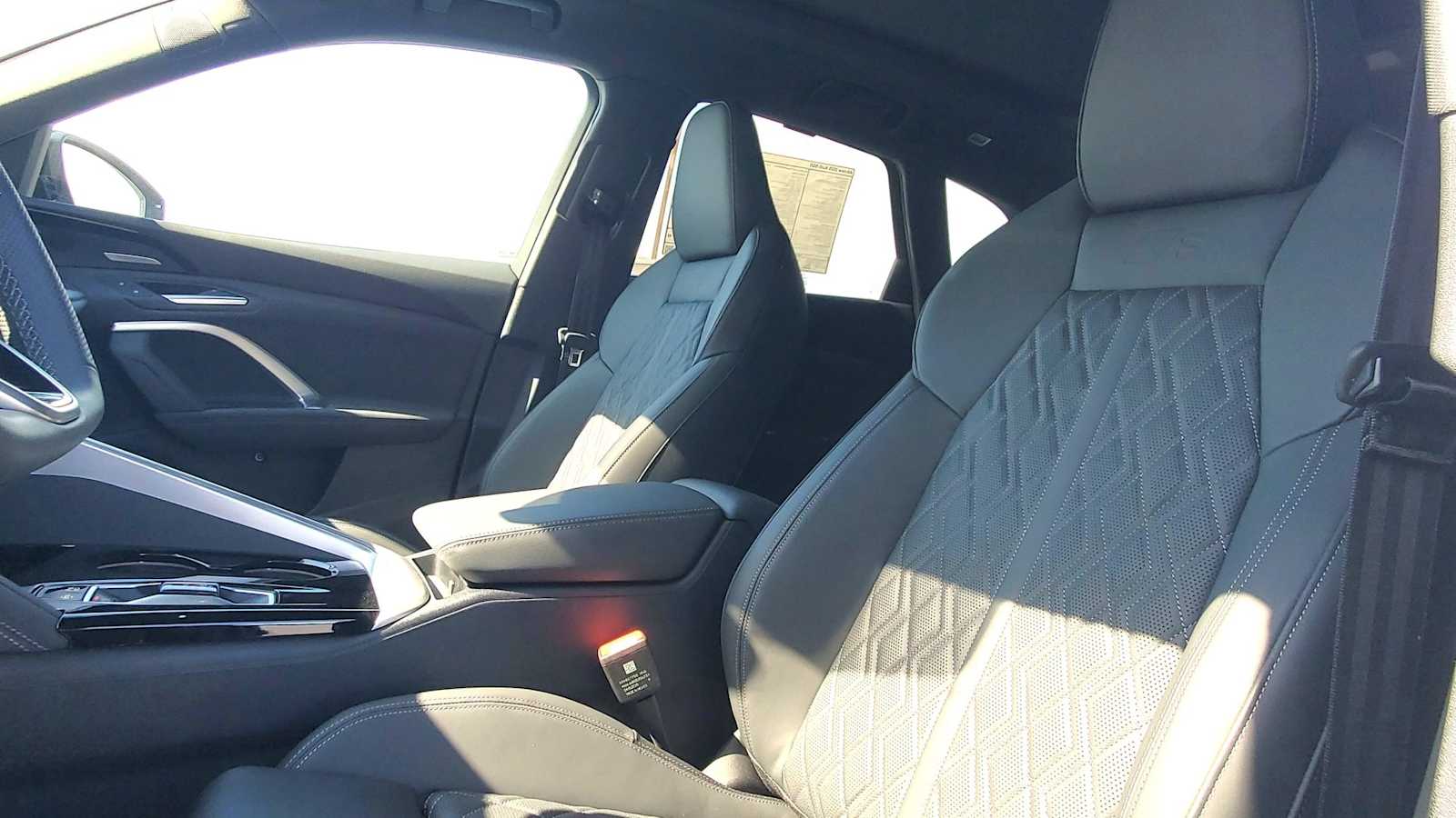 Thumbnail: 2025 Audi SQ5 - 16