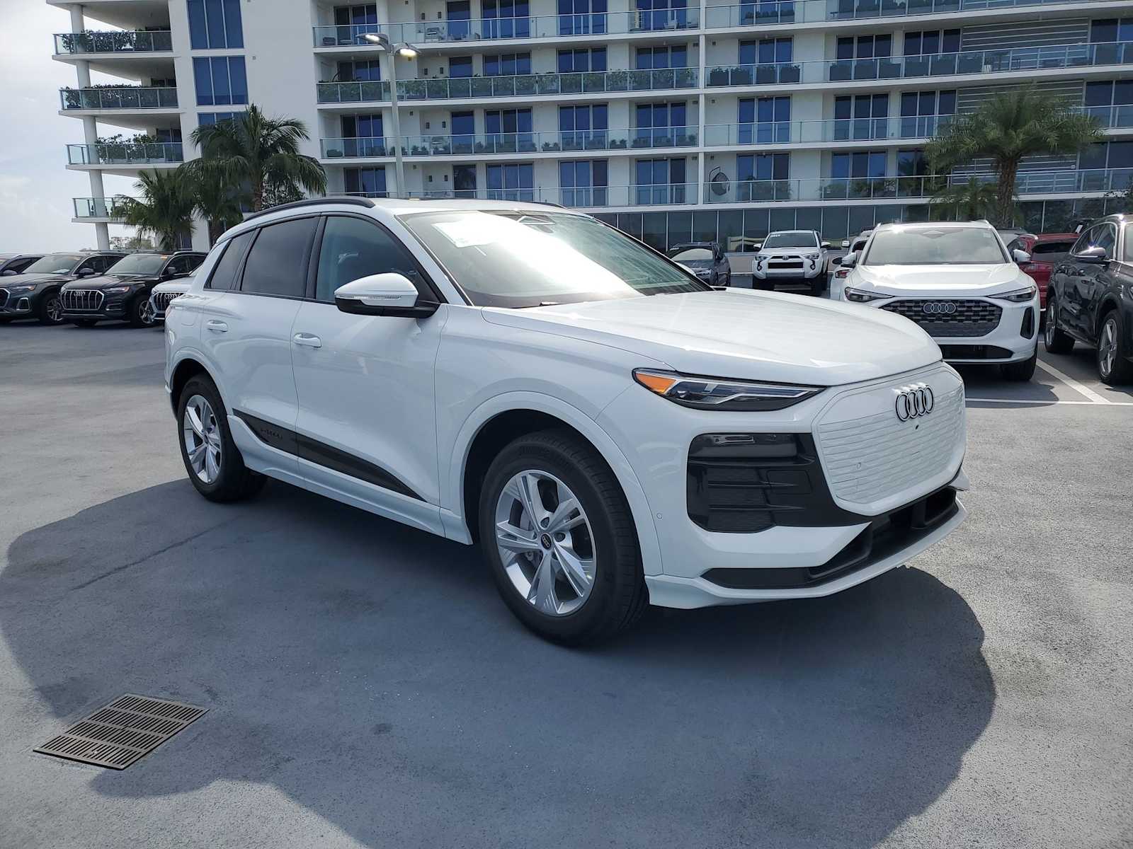 Thumbnail: 2025 Audi Q6 e-tron - 8