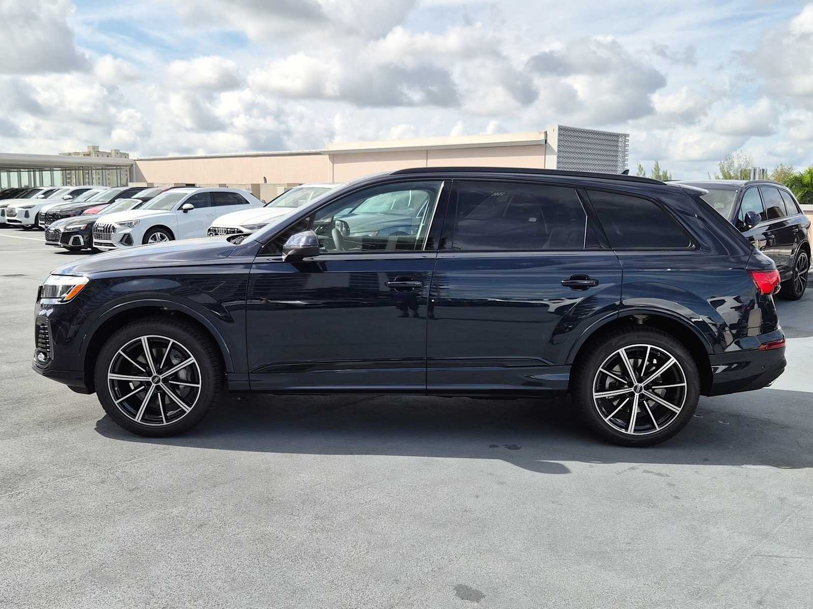 Thumbnail: 2026 Audi Q7 - 3