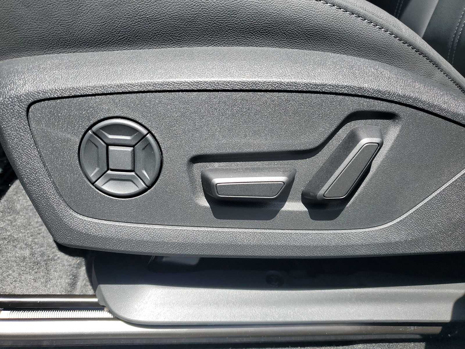 Thumbnail: 2025 Audi Q6 e-tron - 13