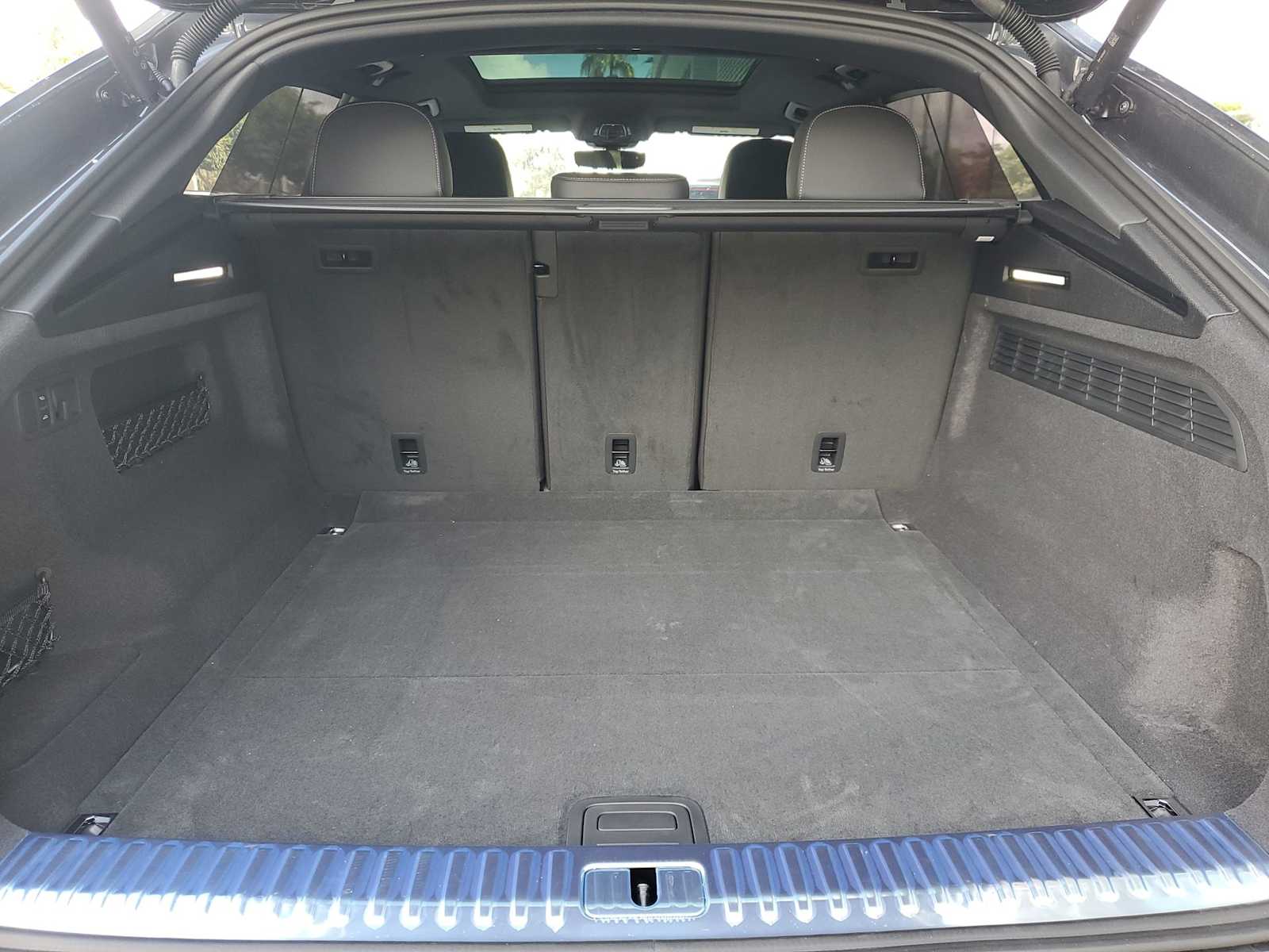 Thumbnail: 2025 Audi Q8 - 24