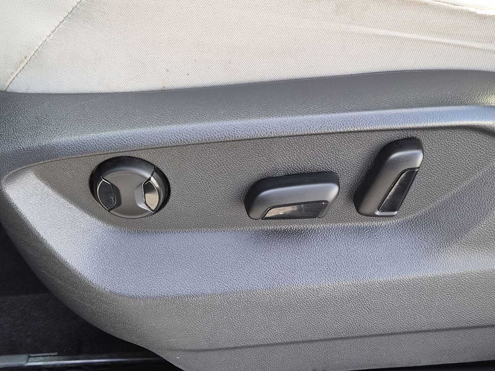 Thumbnail: 2018 Volkswagen Tiguan - 16