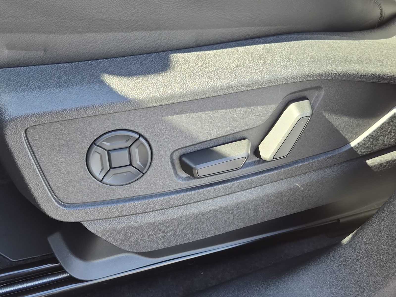 Thumbnail: 2025 Audi SQ5 - 16