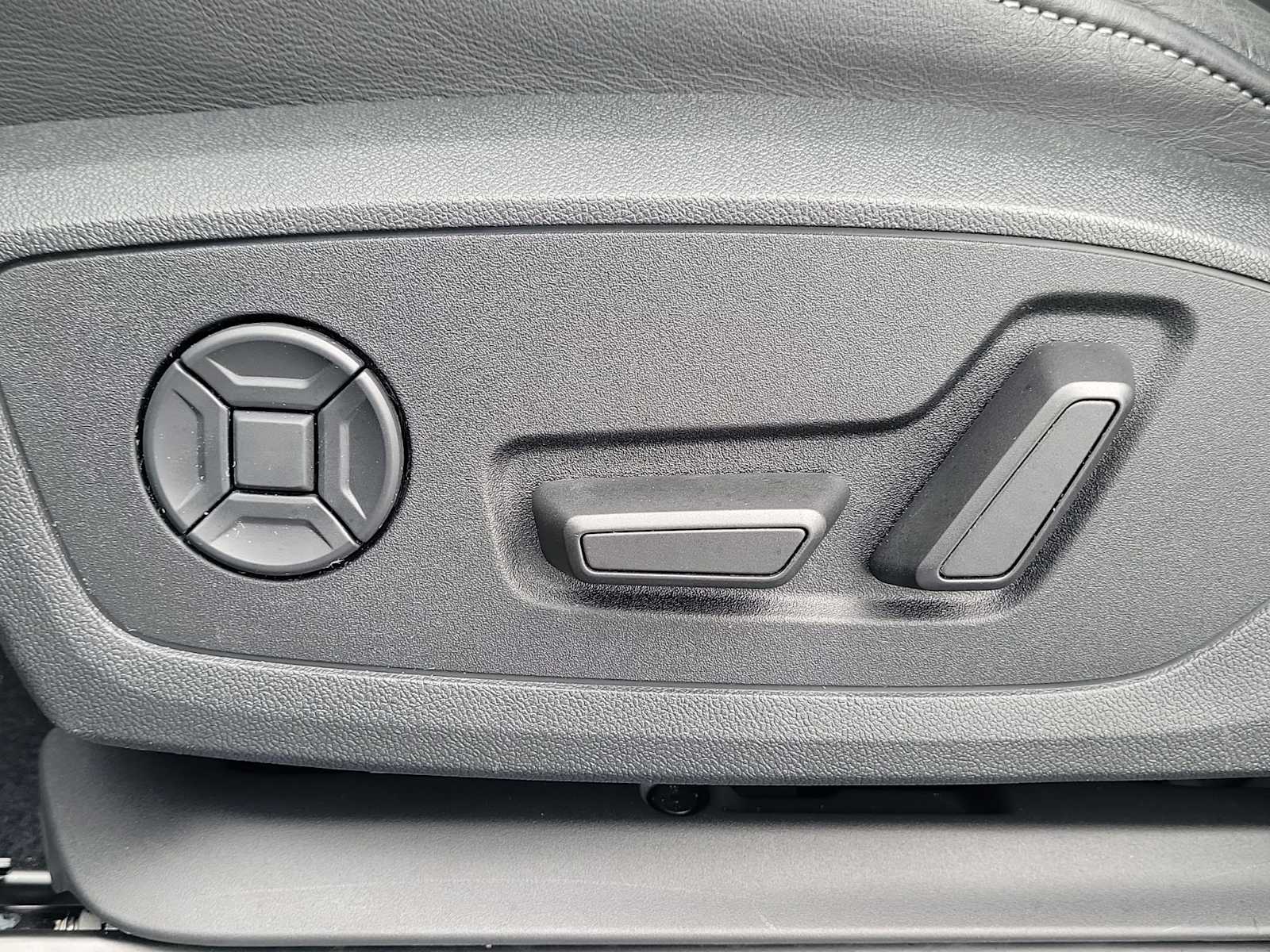 Thumbnail: 2023 Audi Q4 e-tron - 16