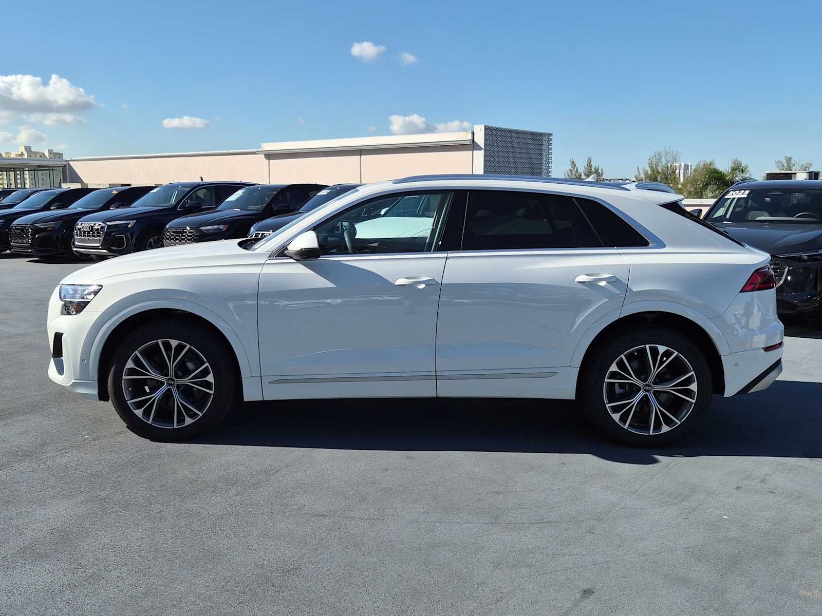 Thumbnail: 2025 Audi Q8 - 3